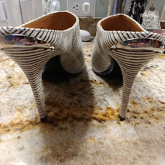 Calvin Klein ZEBRA Sandals US 8 - Picture 3 of 8